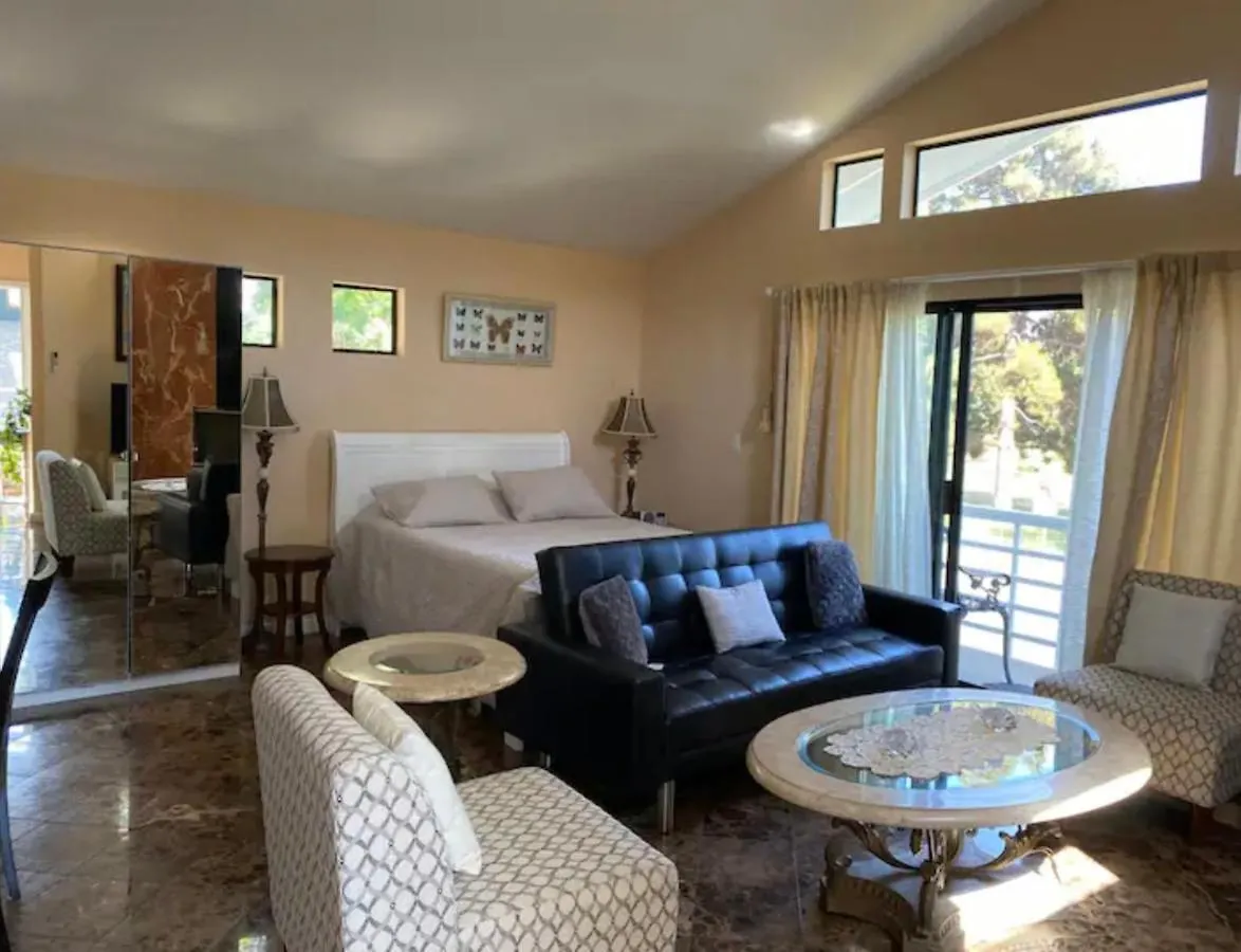 Проживание в семье Large Luxury Studio With View In Санта-Моника