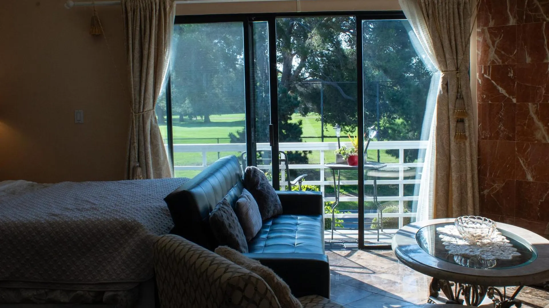 Large Luxury Studio With View In Santa Monica contacts